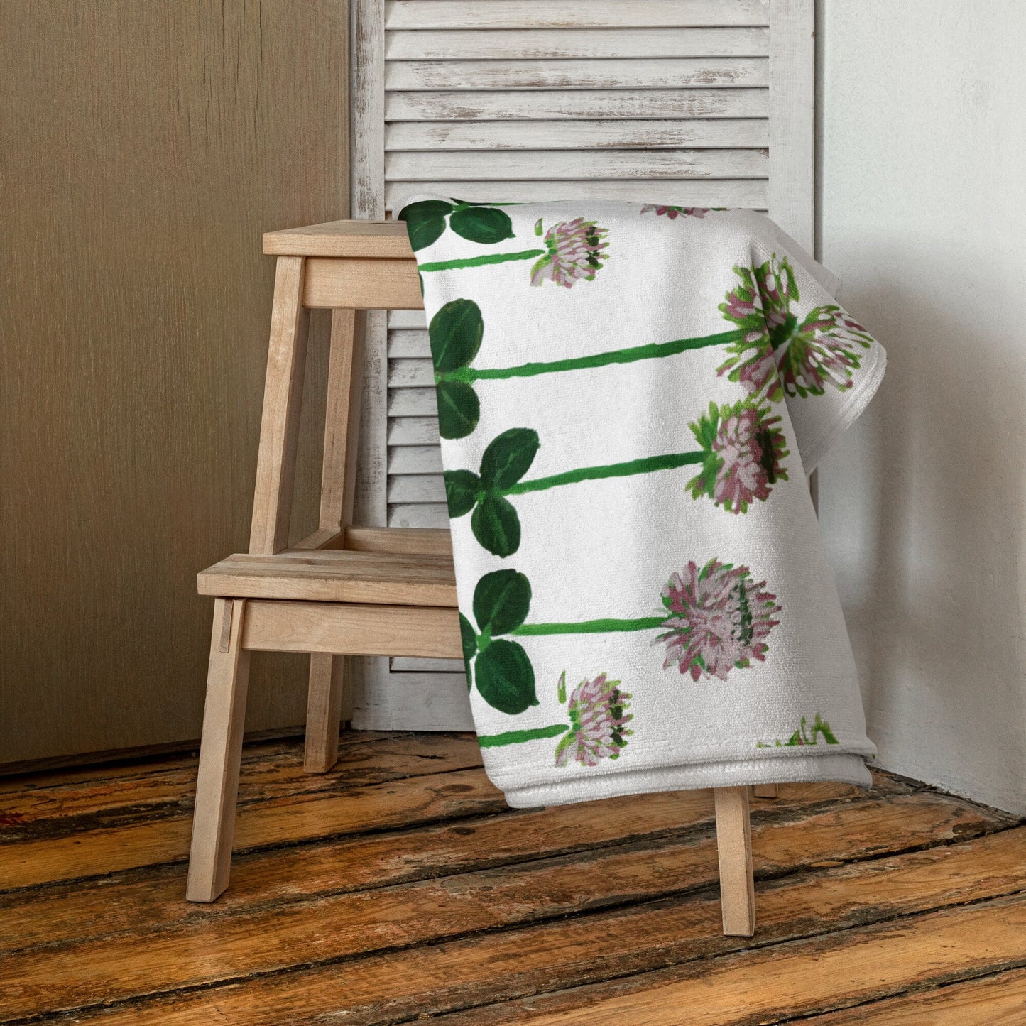 White Clover floral towel,fall towels,bath towels,housewares,decor,guest towels,botanical towels,kids bath towels,beach towels,gym towels